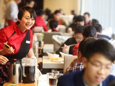 为什么从不做广告的海底捞成了餐饮界的网红一哥？